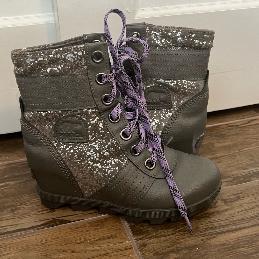 Sorel Lexie Wedge purple glitter size 2 girls boots.